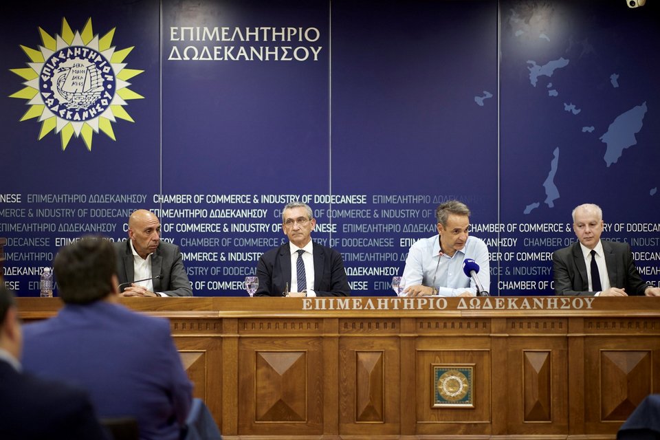 Ο πρωθυπουργός Κυριάκος Μητσοτάκης, μαζί με κυβερνητικό κλιμάκιο, στην σύσκεψη που έγινε στο Επιμελητήριο Δωδεκανήσου / Φωτογραφία: Intime -Γ.Τ Πρωθυπουργού ΠΑΠΑΜΗΤΣΟΣ ΔΗΜΗΤΡΗΣ
