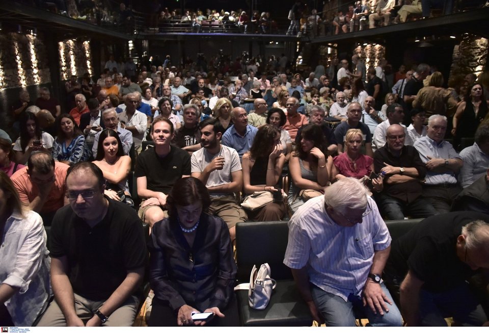 Από αριστερά ο Θανάσης Θεοχαρόπουλος και η Θεανώ Φωτίου αναμέσα στα στελέχη που βρέθηκαν στην πολιτική εκδήλωση της Έφης Αχτσιόγλου