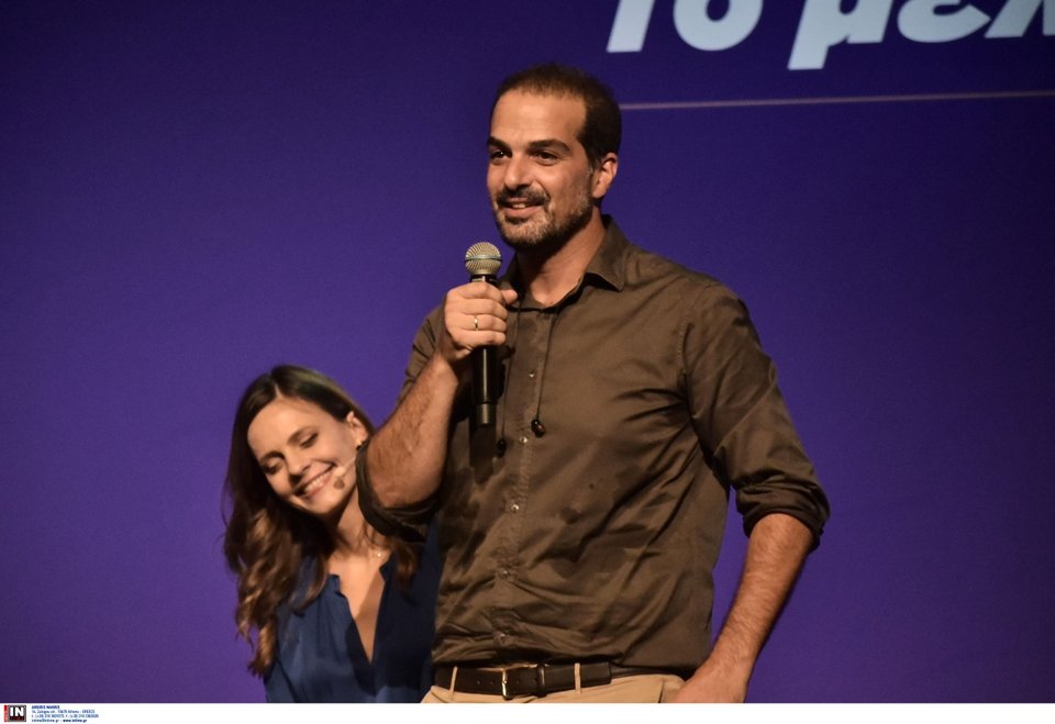 Ο πρώην κυβερνητικός εκπρόσωπος στην πρώτη κυβέρνηση Τσίπρα -Καμμένου και πρώην βουλευτής Γαβριήλ Σακελλαρίδης, απευθύνει χαιρετισμό στην πολιτική εκδήλωση της Έφης Αχστίγλου στο Γκάζι / Φωτογραφία: Intime - ΖΑΧΟΣ ΓΙΩΡΓΟΣ