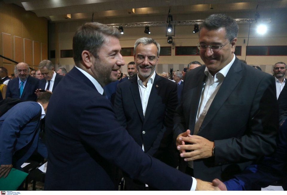 Ο Νίκος Ανδρουλάκης με τον Περιφερειάρχη Κεντρικής Μακεδονίας και εκ νέου υποψήφιο Απόστολο Τζιτζικώστα και τον δήμαρχο Θεσσαλονίκης και εκ νέου υποψήφιο Κώνσταντίνο Ζέρβα / Φωτογραφία: Intime