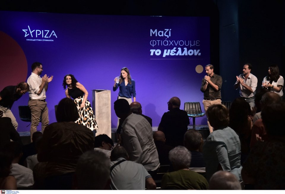 Η Έφη Αχτσιόγλου λίγο πριν την ομιλία της / Φωτογραφία: Intime - ΖΑΧΟΣ ΓΙΩΡΓΟΣ