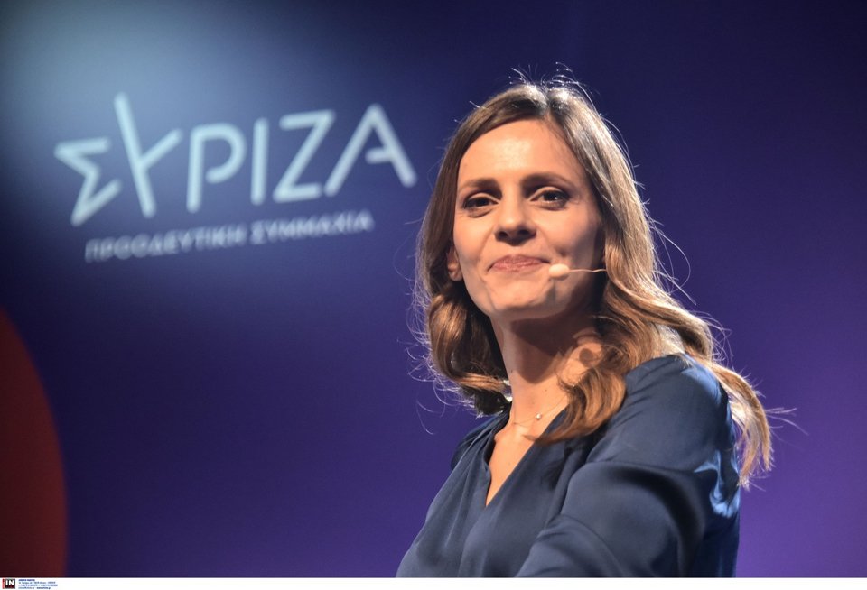 Η Έφη Αχτσιόγλου στην κεντρική πολιτκή εκδήλώση της στο Γκάζι, δύο ημέρες πριν τις εσωκομματικές κάλπες για την ηγεσία του ΣΥΡΙΖΑ / Φωτογραφία: Intime - ΖΑΧΟΣ ΓΙΩΡΓΟΣ