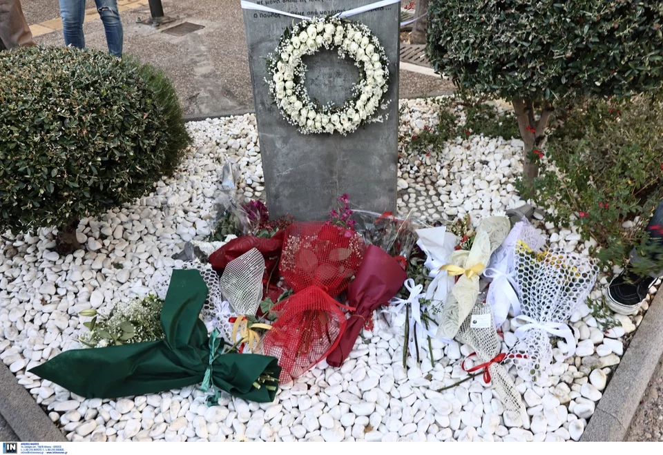 Λουλούδια στο μνημείο του Παύλου Φύσσα στο Κερατσίνι / Φωτογραφία: Intime -ΛΙΑΚΟΣ ΓΙΑΝΝΗΣ   