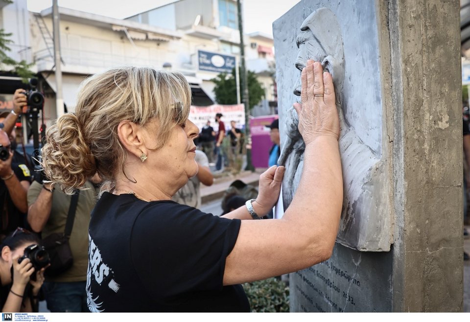 Η Μάγδα Φύσσα φιλάει το μνημείο του δολοφονημένου γιου της Παύλου στο Κερατσίνι, δέκα χρόνια μετά τη δολοφονία του / Φωτογραφία: Intime-ΛΙΑΚΟΣ ΓΙΑΝΝΗΣ
