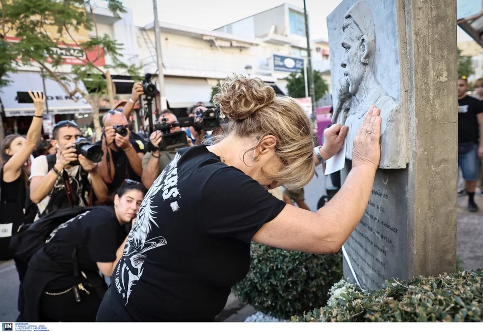 Η Μάγδα Φύσσα φιλάει το μνημείο του δολοφονημένου γιου της Παύλου στο Κερατσίνι, δέκα χρόνια μετά την δολοφονία του / Φωτογραφία: Intime -ΛΙΑΚΟΣ ΓΙΑΝΝΗΣ 