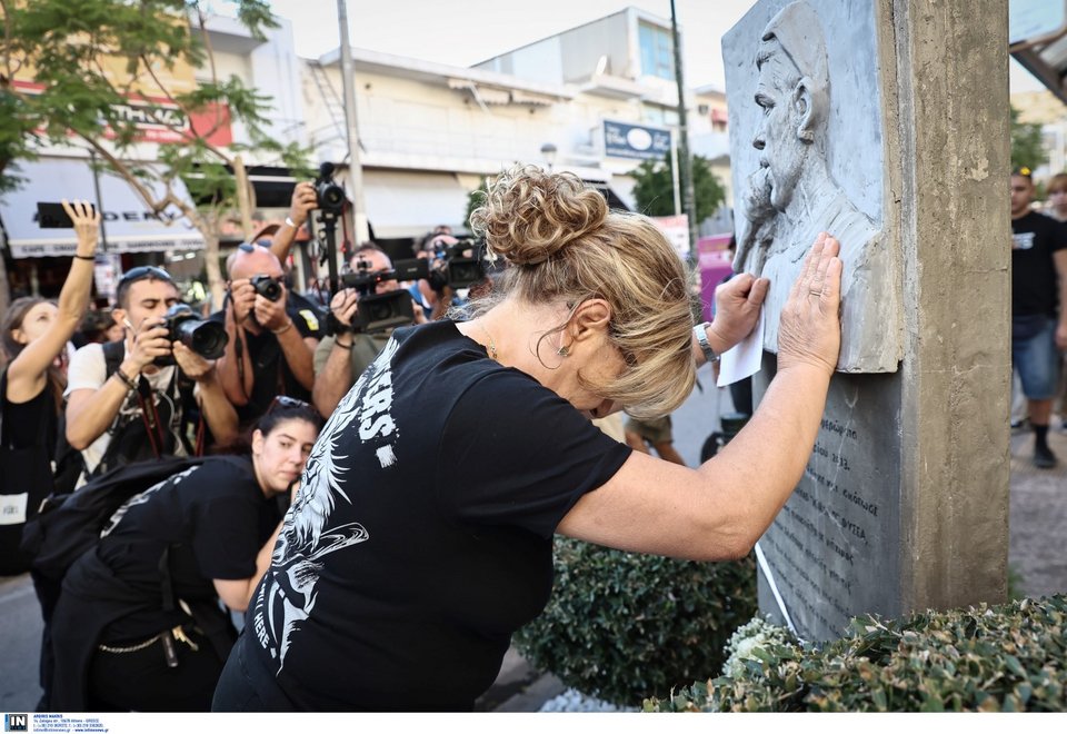 Η Μάγδα Φύσσα φιλάει το μνημείο του δολοφονημένου γιου της Παύλου στο Κερατσίνι, δέκα χρόνια μετά τη δολοφονία του / Φωτογραφία: Intime-ΛΙΑΚΟΣ ΓΙΑΝΝΗΣ
