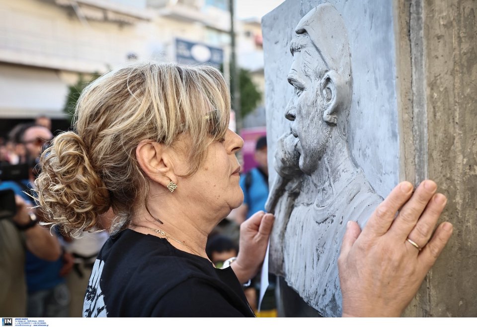 Η Μάγδα Φύσσα φιλάει το μνημείο του δολοφονημένου γιου της Παύλου στο Κερατσίνι, δέκα χρόνια μετά τη δολοφονία του / Φωτογραφία: Intime-ΛΙΑΚΟΣ ΓΙΑΝΝΗΣ