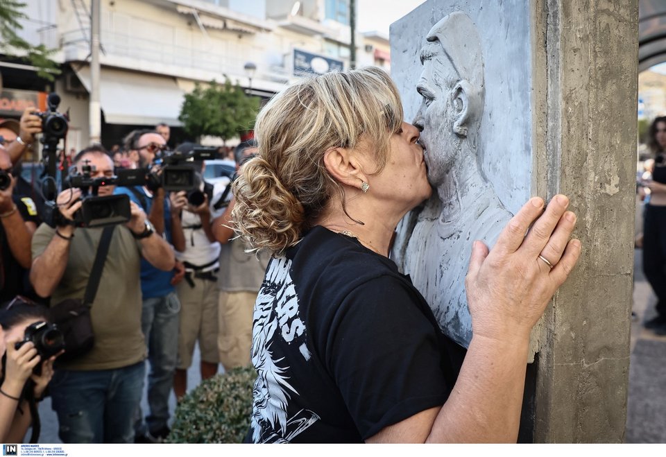 Η Μάγδα Φύσσα φιλάει το μνημείο του δολοφονημένου γιου της Παύλου στο Κερατσίνι, δέκα χρόνια μετά τη δολοφονία του / Φωτογραφία: Intime-ΛΙΑΚΟΣ ΓΙΑΝΝΗΣ
