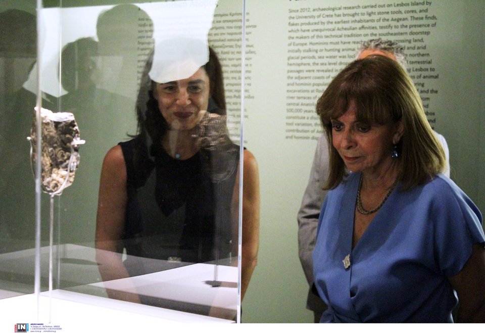 Η Πρόεδρος της Δημοκρατίας Κατερίνα Σακελλαροπούλου εγκαινίασε στο Μουσείο Μπενάκη την έκθεση «Οι Απαρχές της Γλυπτικής. Αρχαιολογικά Ευρήματα από τον Παλαιό Κόσμο και τη Λέσβο. 2,5 Εκατομμύρια έως 50.000 Χρόνια πριν από Σήμερα»./ Φωτογραφία: Intime
