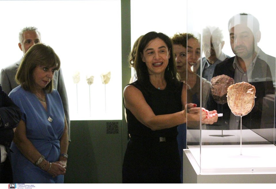 Η Πρόεδρος της Δημοκρατίας Κατερίνα Σακελλαροπούλου εγκαινίασε στο Μουσείο Μπενάκη την έκθεση «Οι Απαρχές της Γλυπτικής. Αρχαιολογικά Ευρήματα από τον Παλαιό Κόσμο και τη Λέσβο. 2,5 Εκατομμύρια έως 50.000 Χρόνια πριν από Σήμερα»./ Φωτογραφία: Intime