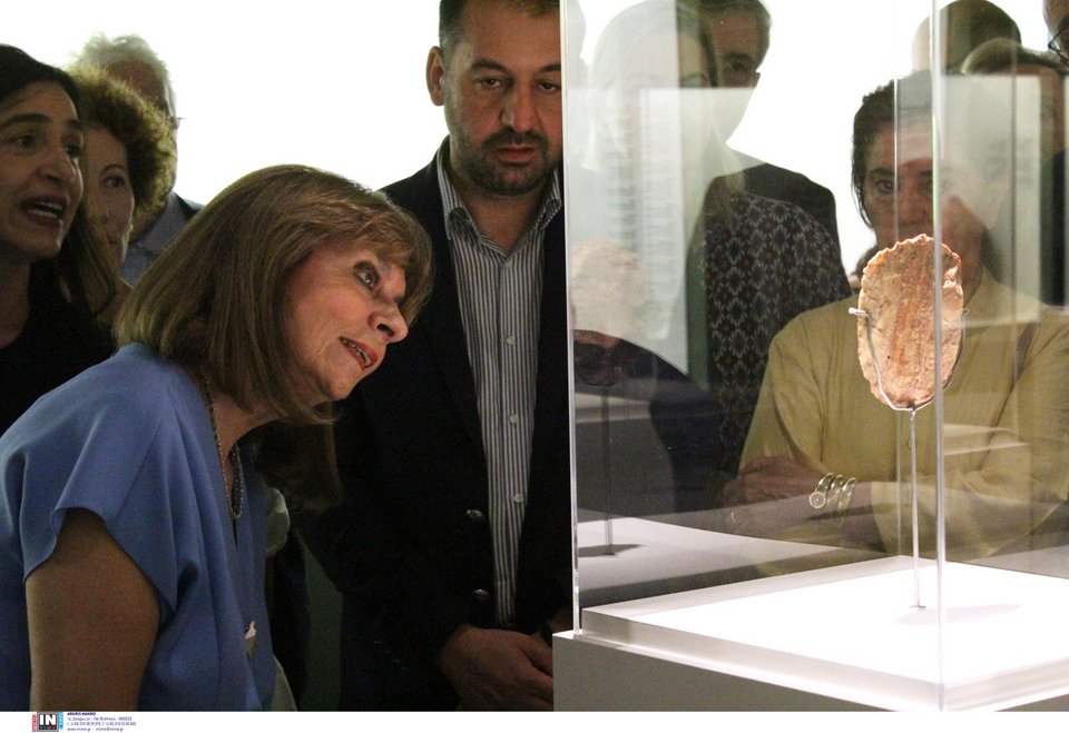 Η Πρόεδρος της Δημοκρατίας Κατερίνα Σακελλαροπούλου εγκαινίασε στο Μουσείο Μπενάκη την έκθεση «Οι Απαρχές της Γλυπτικής. Αρχαιολογικά Ευρήματα από τον Παλαιό Κόσμο και τη Λέσβο. 2,5 Εκατομμύρια έως 50.000 Χρόνια πριν από Σήμερα»./ Φωτογραφία: Intime