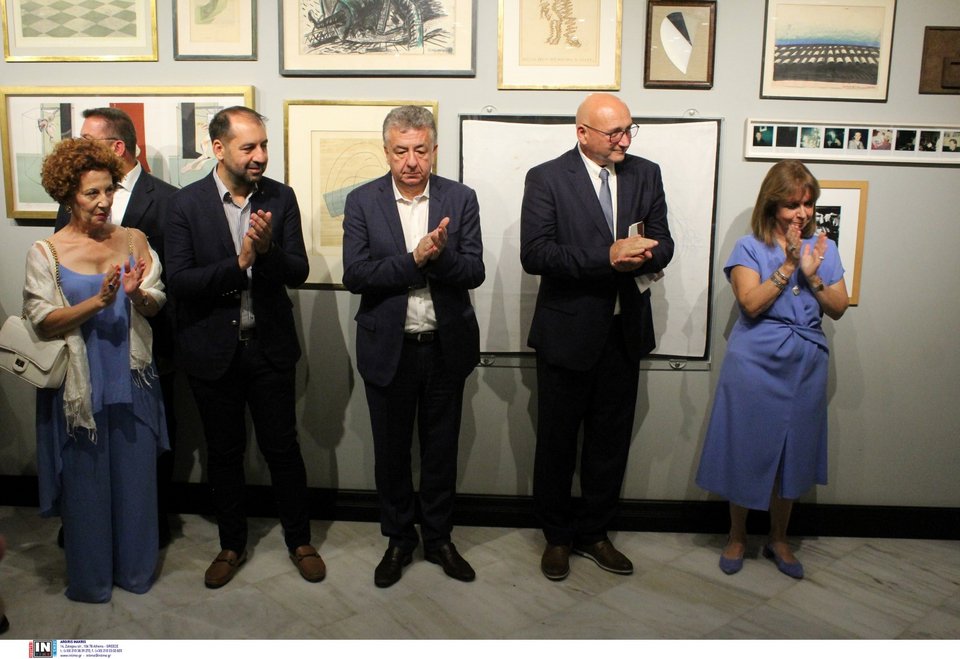 Η Πρόεδρος της Δημοκρατίας Κατερίνα Σακελλαροπούλου εγκαινίασε στο Μουσείο Μπενάκη την έκθεση «Οι Απαρχές της Γλυπτικής. Αρχαιολογικά Ευρήματα από τον Παλαιό Κόσμο και τη Λέσβο. 2,5 Εκατομμύρια έως 50.000 Χρόνια πριν από Σήμερα». 