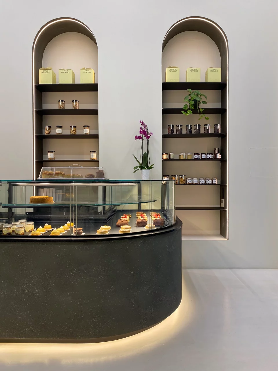 Το νέο ζαχαροπλαστείο στο Σύνταγμα, το Pavlov, εκτός από τη φημισμένη πάβλοβα, έχει και άλλες προτάσεις σε γλυκά και αλμυρά σνακ.