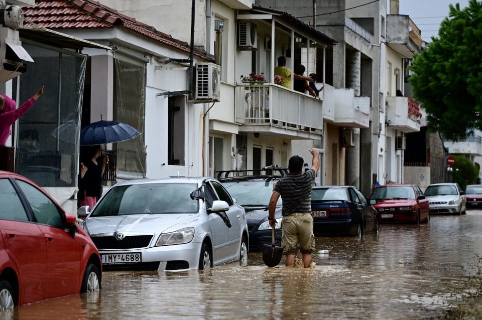 Καταβάλλονται μεγάλες προσπάθειες να καθαριστούν οι δρόμοι με θαλασσινό νερό από τους χιλιάδες τόνους λάσπης