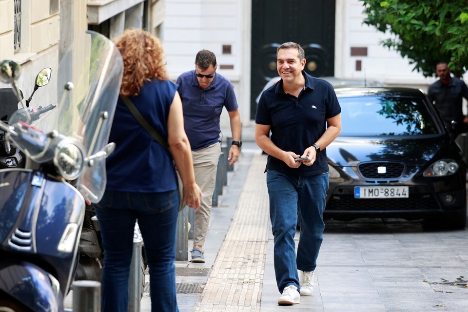 Ο Αλέξης Τσίπρας στο 1ο Πειραματικό Λύκειο στην Πλάκα, για να συμμετάσχει στην ψηφοφορία ανάδειξης νέου προέδρου στον ΣΥΡΙΖΑ