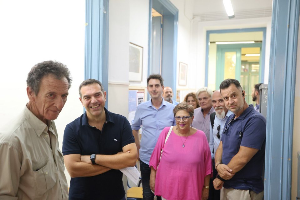 Ο Αλέξης Τσίπρας στο 1ο Πειραματικό Λύκειο στην Πλάκα, για να συμμετάσχει στην ψηφοφορία ανάδειξης νέου προέδρου στον ΣΥΡΙΖΑ