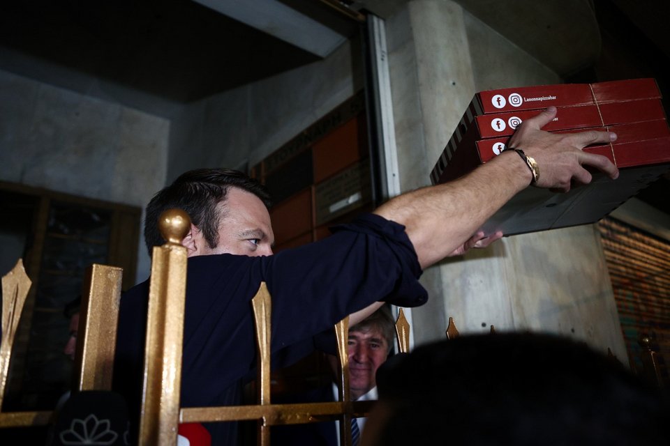 Ο Στέφανος Κασσελάκης παρήγγειλε πίτσες περιμένοντας τα αποτελέσματα των εσωκομματικών εκλογών του ΣΥΡΙΖΑ /Φωτογραφία: Eurokinissi -ΒΑΣΙΛΗΣ ΡΕΜΠΑΠΗΣ