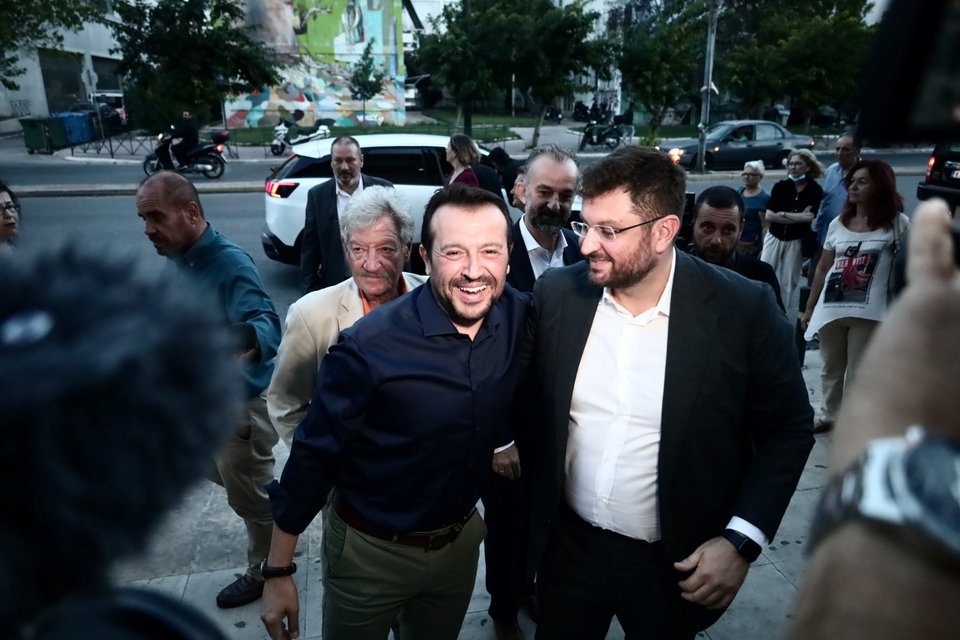 Ο Νίκος Παππάς αγκαλιά με τον Κώστα Ζαχαριάδη / Φωτογραφία: Eurokinissi-ΚΩΣΤΑΣ ΤΖΟΥΜΑΣ