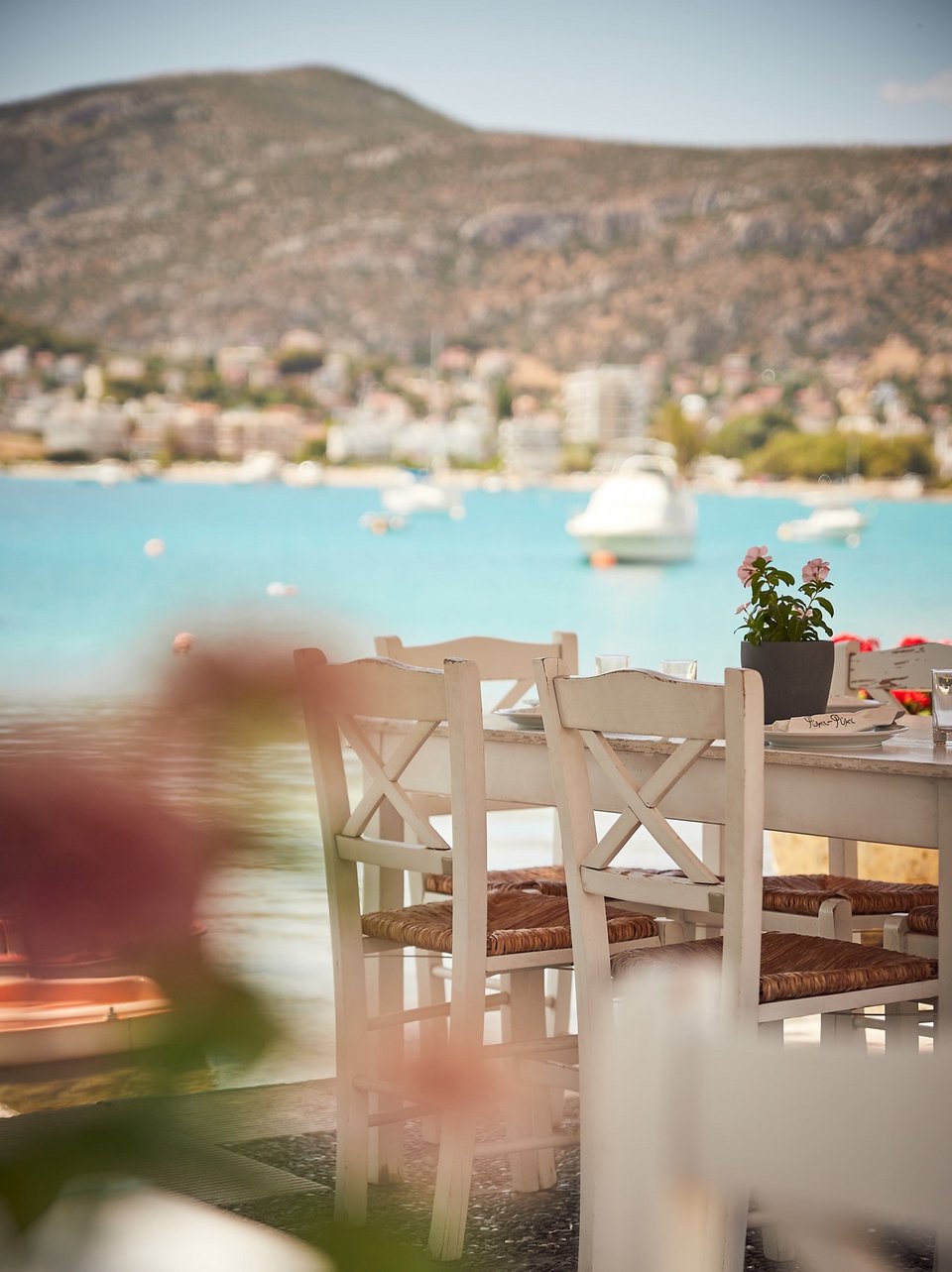 Το Φύκι-Φύκι λειτουργεί μεσημέρι και βράδυ και καλό είναι να έχετε κάνει κράτηση γιατί σπανίως θα το βρείτε άδειο / Φωτογραφία: fykiporto/Instagram