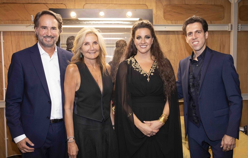 Η σύζυγος του πρωθυπουργού Μαρέβα Γκραμπόφσκι -Μητσοτάκη με τους συντελεστές της παράστασης 