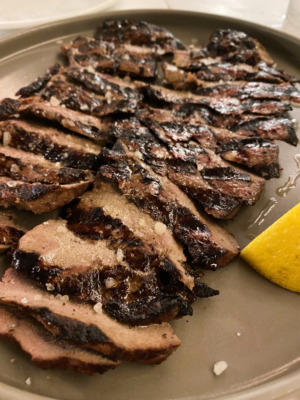 Το μοσχαρίσιο συκώτι με χοντρό αλάτι Μεσολογγίου και μυρωδικά / Φωτογραφία: Μάνος Λειβαδάρος/iefimerida