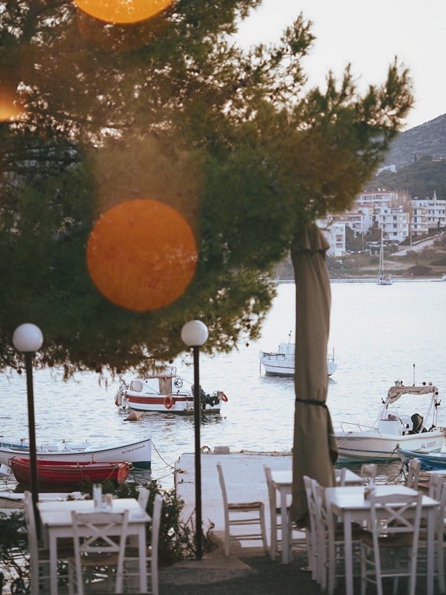 Άποψη από τα τραπεζάκια του Φύκι-Φύκι στην γραφική περαντζάδα της Γρέγου / Φωτογραφία: fykiporto/Instagram 