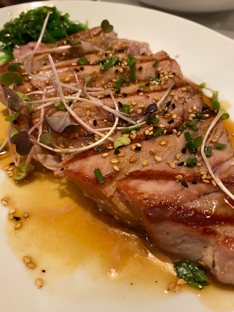 Το πιάτο με τόνο, σάλτσα soy ponzu, σουσάμι και φύκια wakame / Φωτογραφία: Μάνος Λειβαδάρος/iefimerida