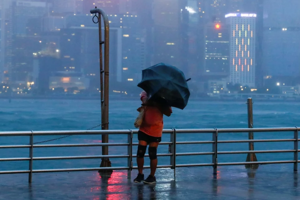 Τα πρώτα φαινόμενα χτυπούν το Χονγκ Κονγκ