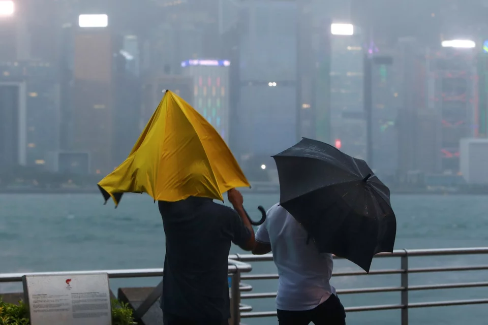 Πολίτες στο Χονγκ Κονγκ προσπαθούν να κρατήσουν τις ομπρέλες τους 