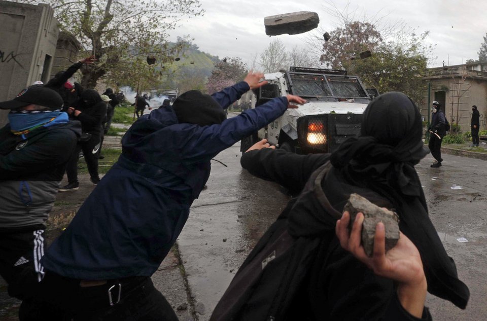 Επεισόδια στη Χιλή στη πορεία μνήμης των θυμάτων της δικτατορίας του Πινοσέτ / Φωτογραφία AP