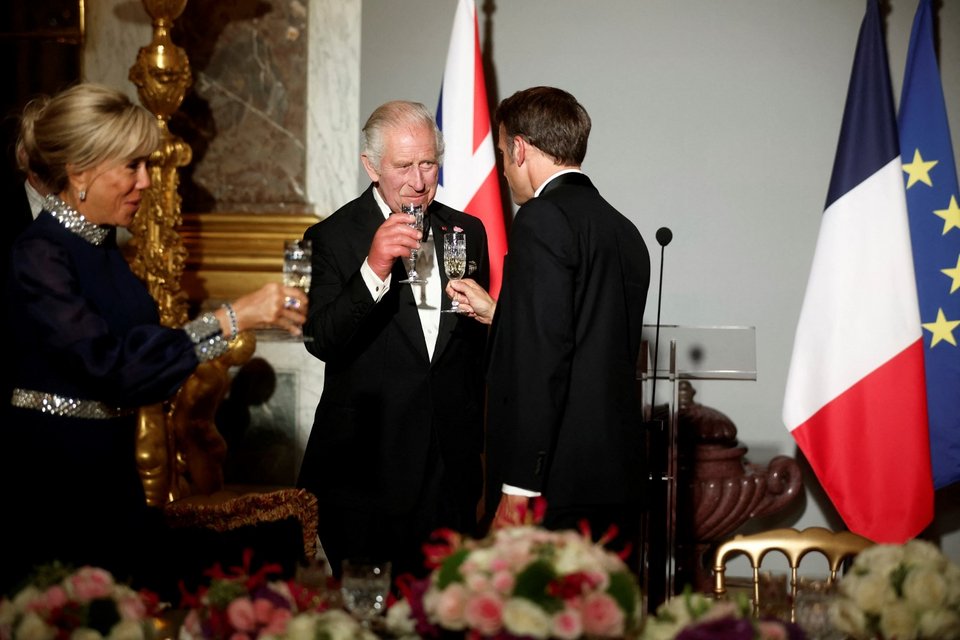  Ο Εμανουέλ Μακρόν καλωσορίζει τον βασιλιά Κάρολο στην Γαλλία -Εικόνες από το δείπνεο στο ανάκτορο των Βερσαλλιών / Φωτογραφία: AP 