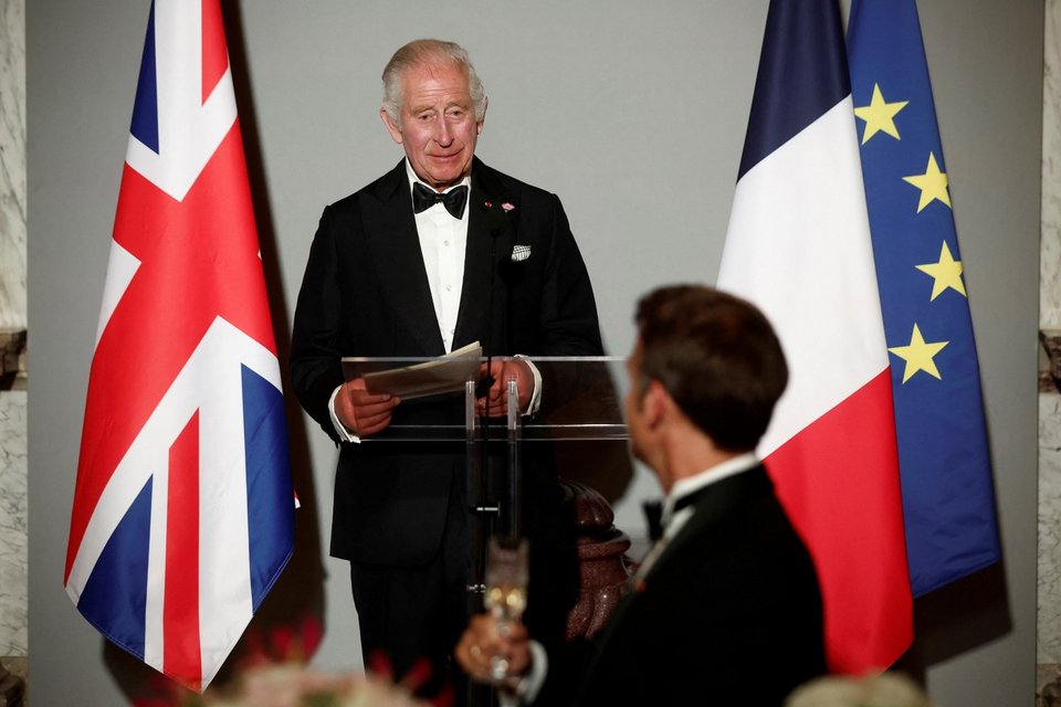  Ο Εμανουέλ Μακρόν καλωσορίζει τον βασιλιά Κάρολο στην Γαλλία -Εικόνες από το δείπνεο στο ανάκτορο των Βερσαλλιών / Φωτογραφία: AP 