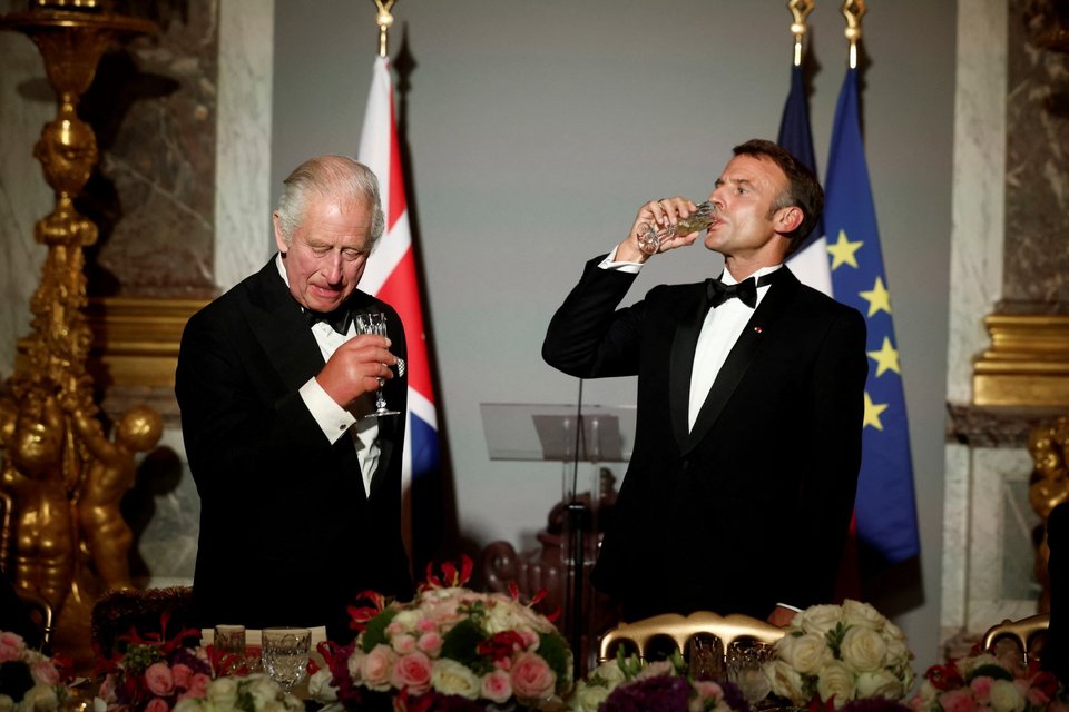 Ο Εμανουέλ Μακρόν καλωσορίζει τον βασιλιά Κάρολο στην Γαλλία -Εικόνες από το δείπνεο στο ανάκτορο των Βερσαλλιών / Φωτογραφία: AP