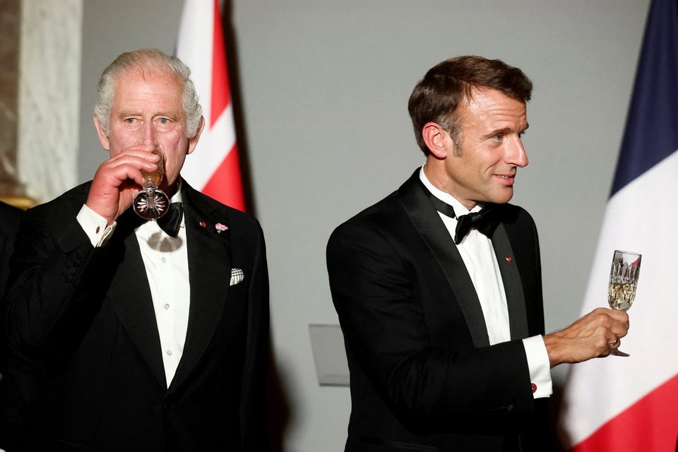  Ο Εμανουέλ Μακρόν καλωσορίζει τον βασιλιά Κάρολο στην Γαλλία -Εικόνες από το δείπνεο στο ανάκτορο των Βερσαλλιών / Φωτογραφία: AP 