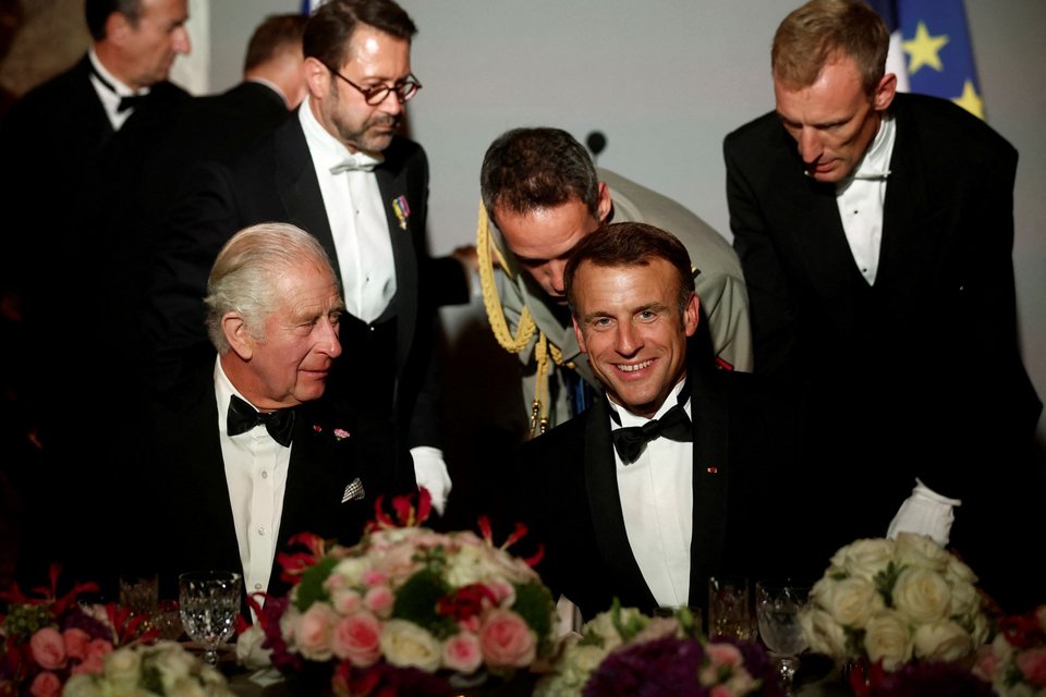  Ο Εμανουέλ Μακρόν καλωσορίζει τον βασιλιά Κάρολο στην Γαλλία -Εικόνες από το δείπνεο στο ανάκτορο των Βερσαλλιών / Φωτογραφία: AP 