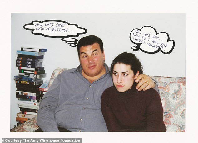 Η Winehouse και ο πατέρας της Mitch απεικονίζονται κάτω από φούσκες που έγραψε η τραγουδίστρια