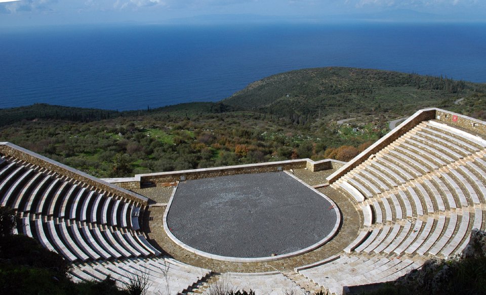 Υπαίθριο Θέατρο Μάνης, σχεδιασμένο από τον Μάνο Περράκη το 2004
