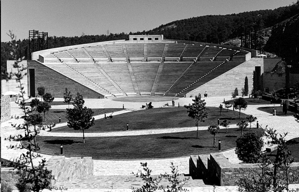 Credit: Αντώνης Μαμίλλος / Το υπαίθριο θεάτρο Γης στη Θεσσαλονίκη, που σχεδίασε ο Μάνος Περράκης το 1996