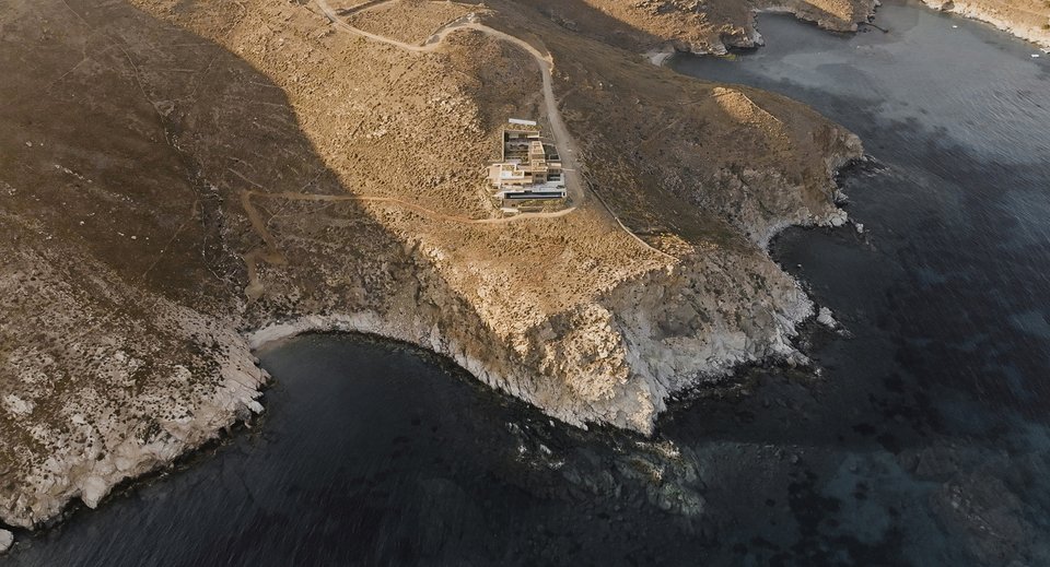 Αεροφωτογραφία της κατοικίας στην άνυδρη πλαγιά