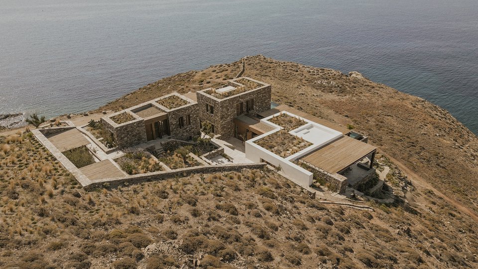 Το συγκρότημα των αυτόνομων οικημάτων που συνθέτουν την κατοικία, φωτογραφημένων από την πλαγιά πάνω από το σπίτι