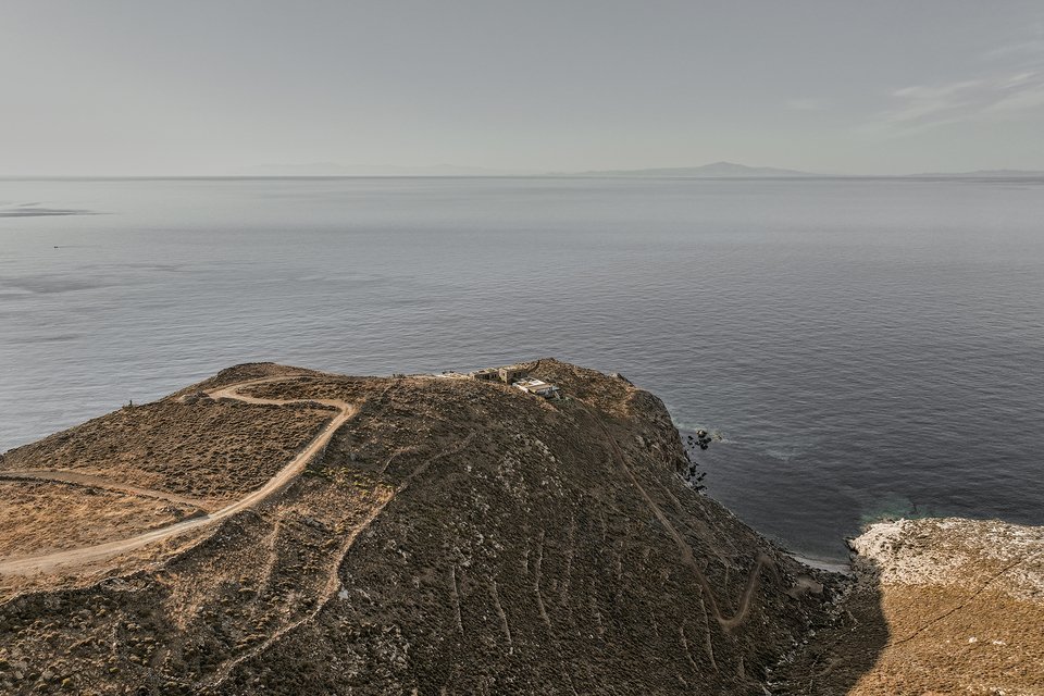 Η γυμνή ράχη της πλαγιάς στην οποία είναι χτισμένη η κατοικία
