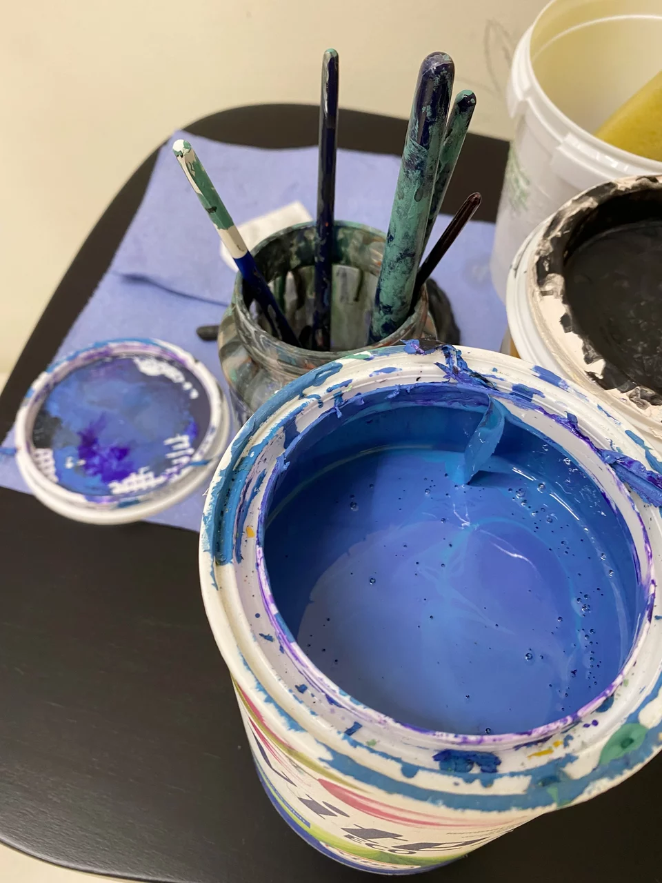 Τα χρώματα και τα πινέλα της street artist Μελίνας Κοάν.