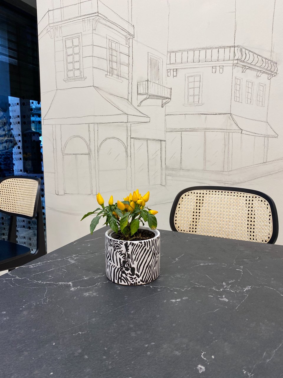 Στον χώρο υπάρχουν και λίγα τραπέζια για όποιον θέλει να απολαύσει τον καφέ ή το γλυκό του στο ζαχαροπλαστείο. 