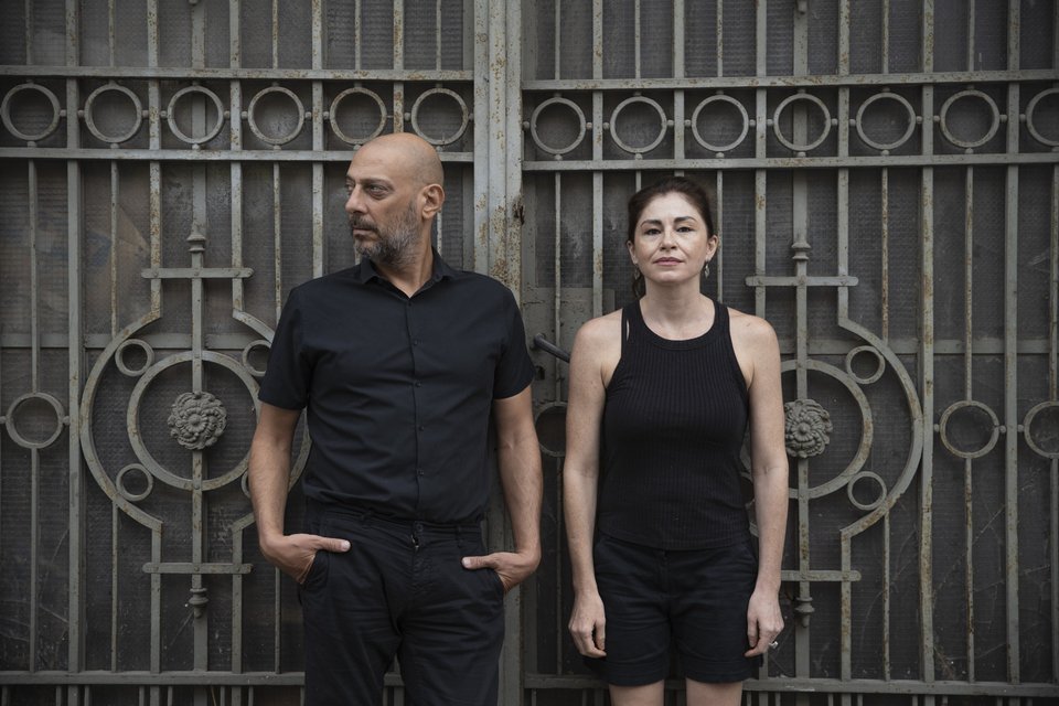 Αδέλφια; Φίλοι; Ζευγάρι; Κανείς δεν ξέρει, δεν έχει σημασία. Συγκάτοικοι στην παράσταση ο Φιντέλ Ταλαμπούκας και η Αλεξία Καλτσίκη / Ανδρέας Σιμόπουλος