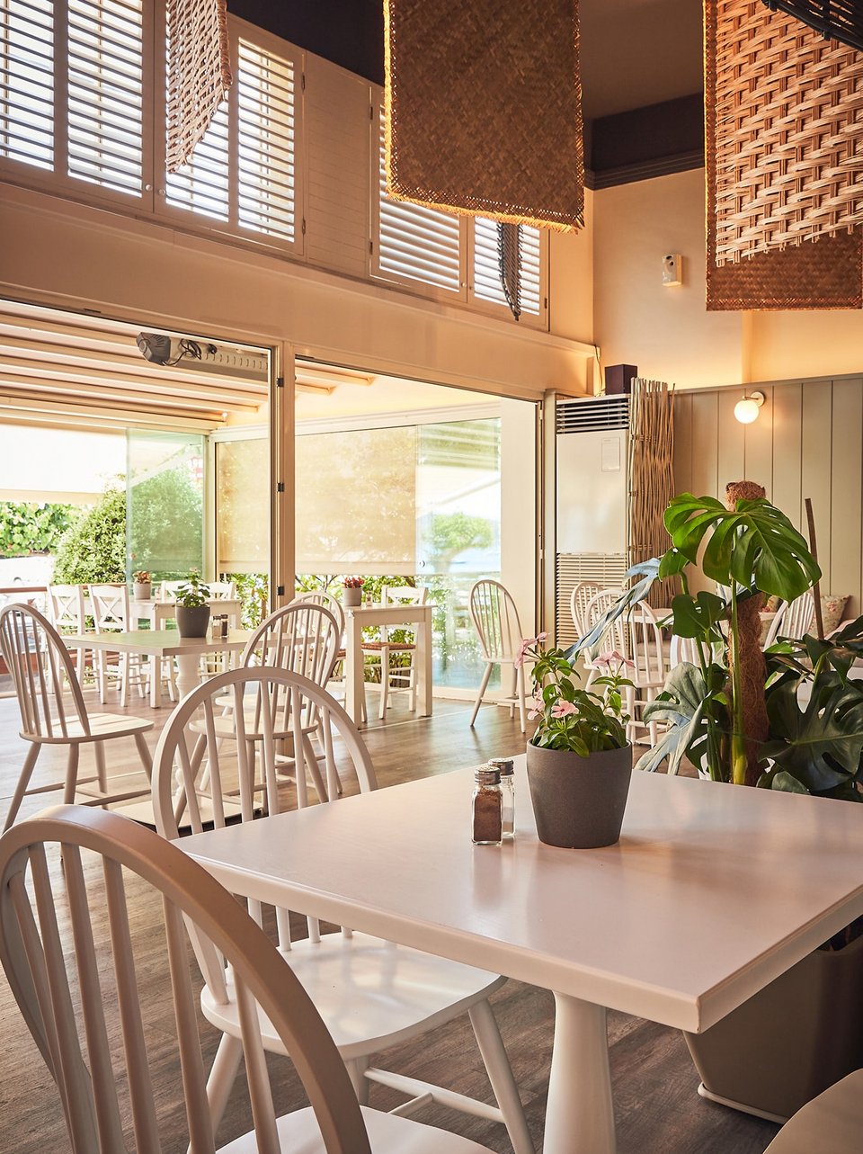 Ο εσωτερικός χώρος και η βεράντα του Φύκι-Φύκι επί της Γρέγου στο Πόρτο Ράφτη / Φωτογραφία: fykiporto/Instagram