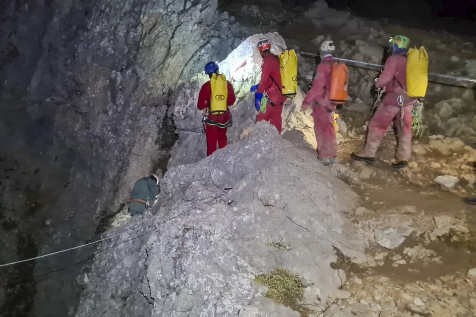 Ομάδα Ιταλών διασωστών ξεκινά την καταρρίχηση στο σπήλαιο Μόρτσα της οροσειράς του Ταύρου