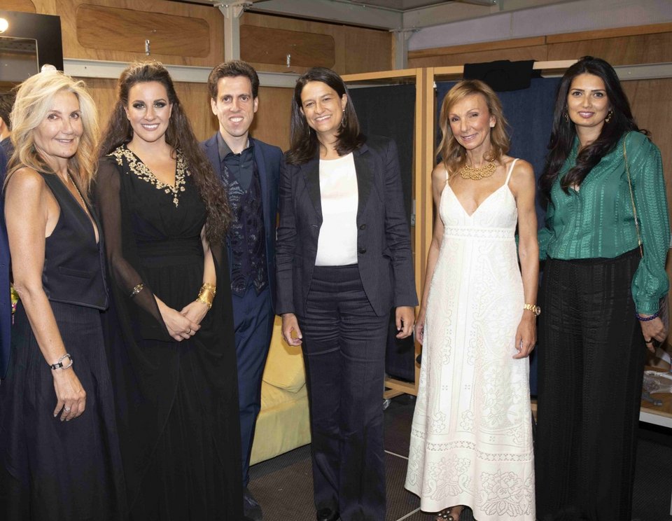 Η Μαρέβα Γκραμπόβσκι με συντελεστές της παράστασης, την Νίκη Κεραμέως και την Μελίνα Τραυλού