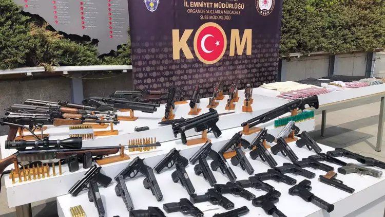 Τα όπλα που κατασχέθηκαν κατά την επιχείρηση-σκούπα