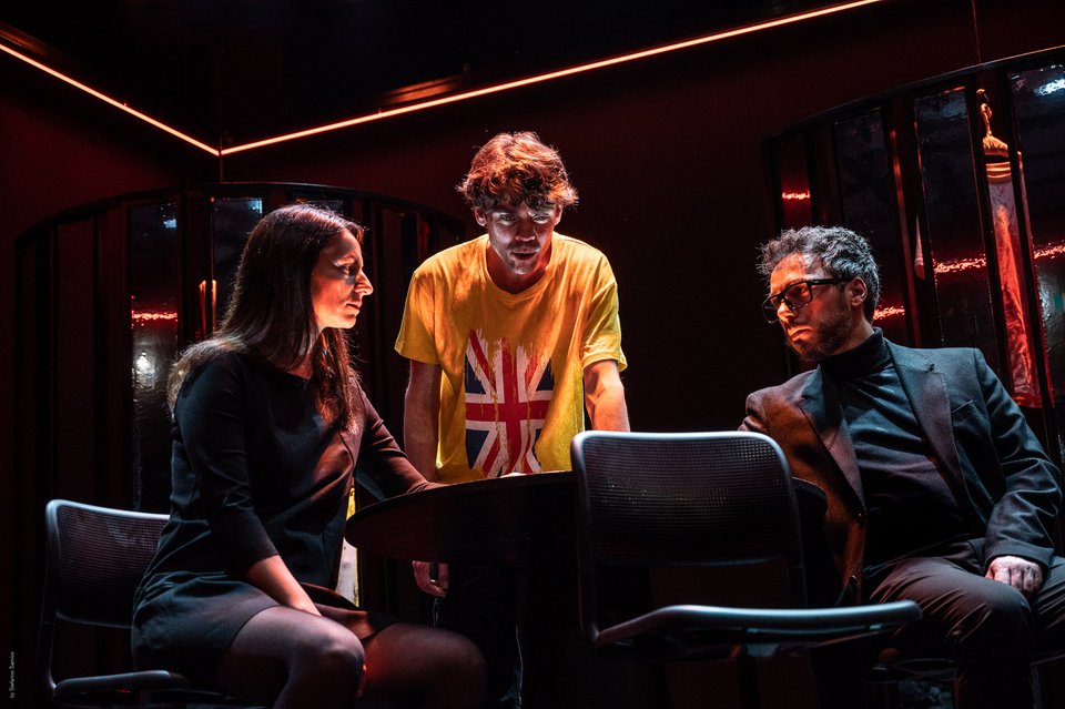 Τα Ορφανα στο Θέατρο 104