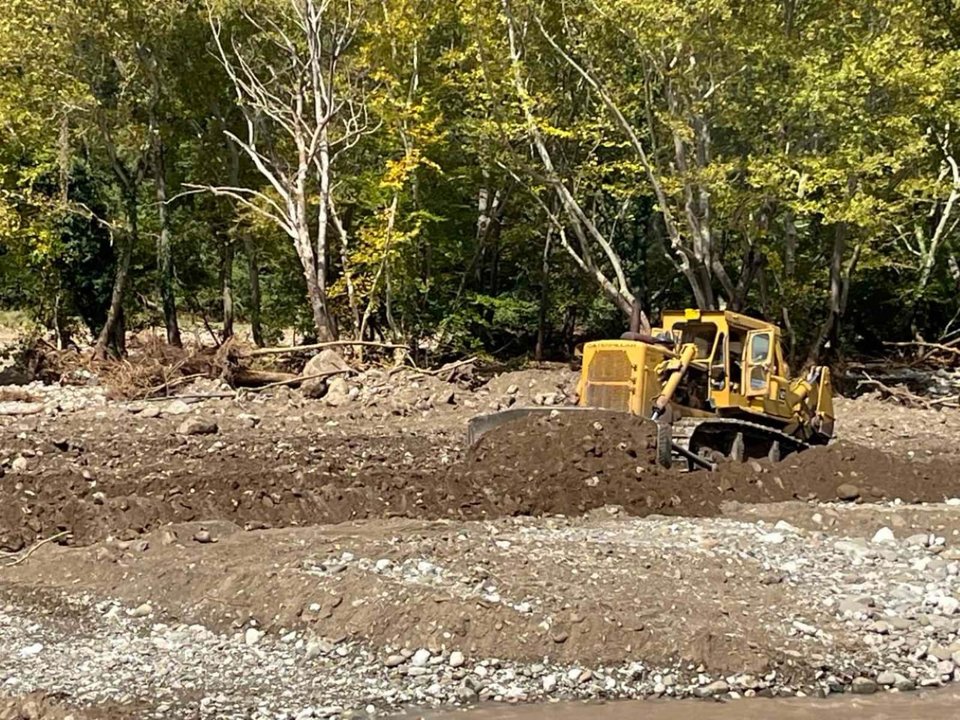 Μηχανήματα της Περιφέρειας Θεσσαλίας προχωρούν με γρήγορους ρυθμούς στην παοκατάσταση πρόσβασης σε χωριά των ΠΕ Τρικάλων, Καρδίτσας και Μαγνησίας